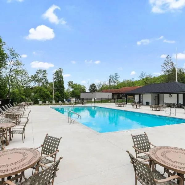 Modern Lake Geneva Condo with Year-Round Views，位于日内瓦湖的酒店