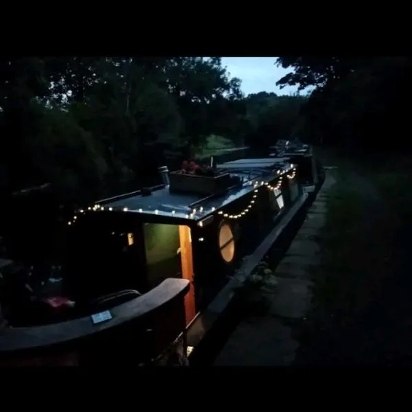 Cosy, secluded narrow boat，位于Airton的酒店