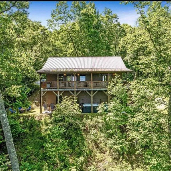 Nantahala Nook, cabin w/hot tub,game room, & wifi，位于布赖森城的酒店