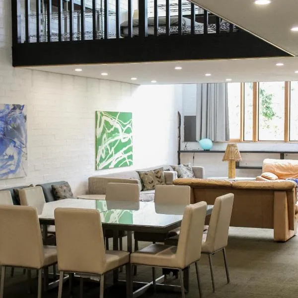 Large Bright Modern Loft Apt - Central Location - Suitable for Families and Groups，位于Narrabundah的酒店