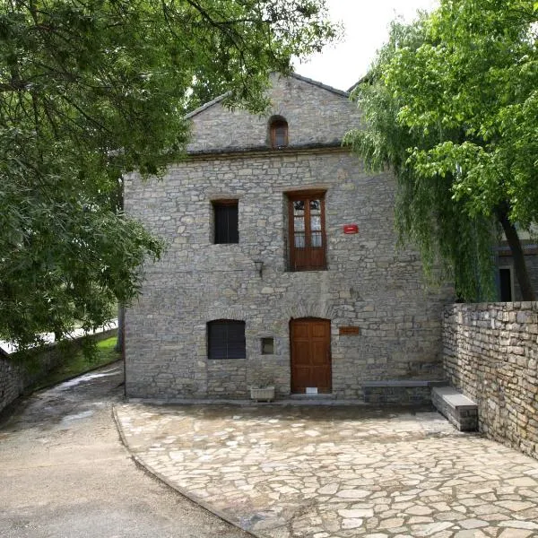 Albergue Ainsa - Morillo de Tou，位于艾因萨的酒店