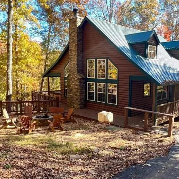 Cozy Creekside Log Cabin w Firepit, Hot Tub, WIFI，位于Clarkesville的酒店