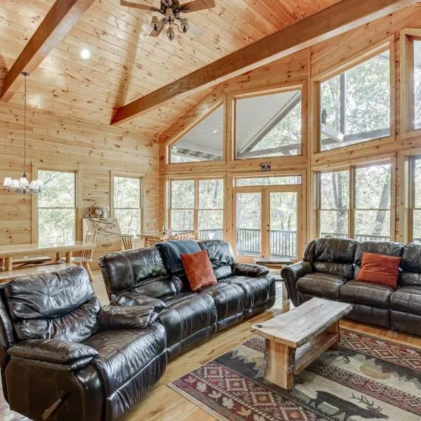 Deluxe Cabin For Groups Near Helen w Hot Tub，位于科尼利亚的酒店
