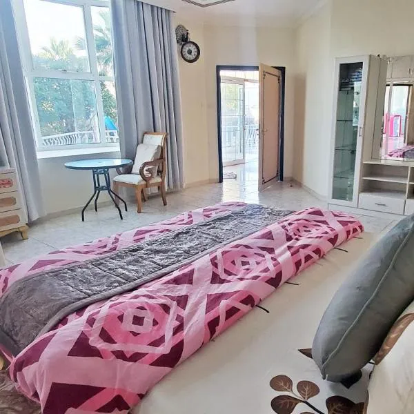 Private Bedroom in Amazing Villa，位于Hunaywah的酒店