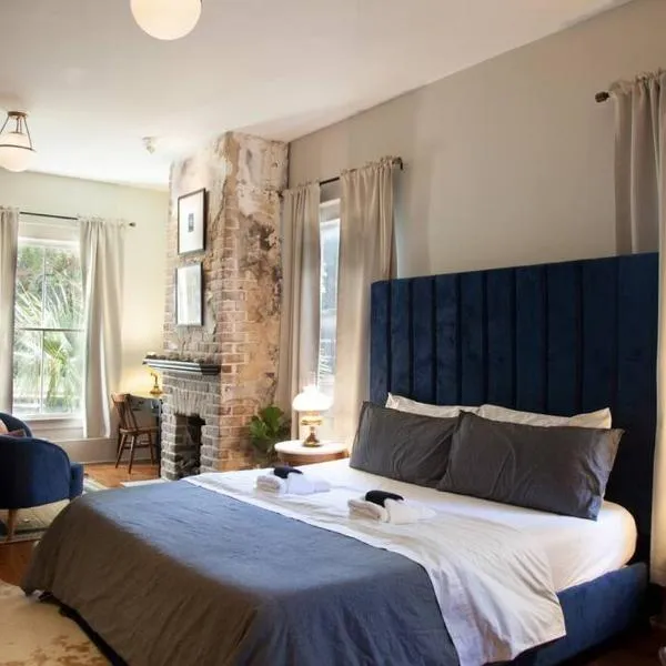 Intimate Library Studio - Minutes to Forsyth Park，位于萨凡纳的酒店