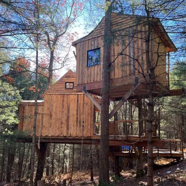 Little Birds Treehouse，位于Sparrow Bush的酒店