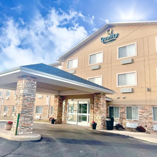 Quality Inn & Suites by Choice Hotels Wisconsin Dells，位于Plainville的酒店
