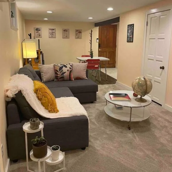 Sweet Beech St Retreat-Basement Apt，位于Tualatin的酒店