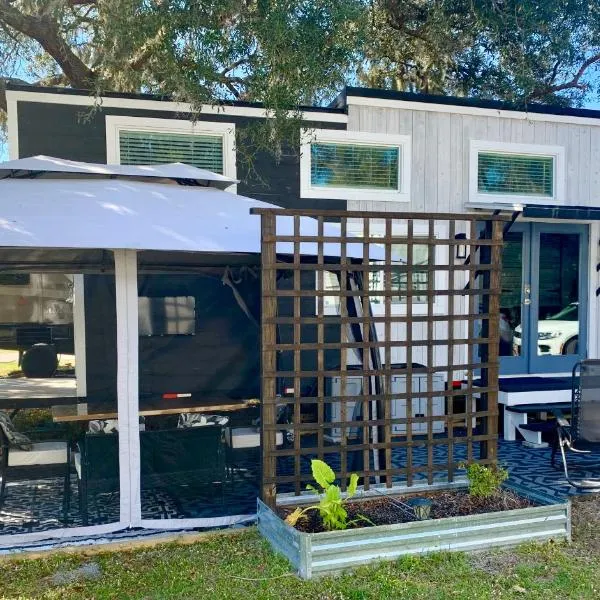 Modern, pet friendly tiny house in vibrant Clermont，位于克莱蒙的酒店