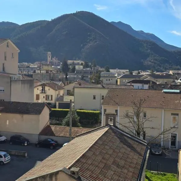 Studio avec balcon et vue panoramique sur le Cousson proche Thermes，位于迪涅莱班的酒店