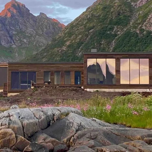 New lodge at seaside, near Henningsvær Lofoten，位于斯沃尔韦尔的酒店