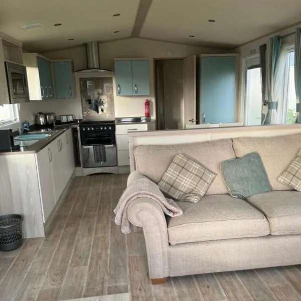 GDs Luxury Caravan Hire Turnberry Holiday Park，位于New Dailly的酒店