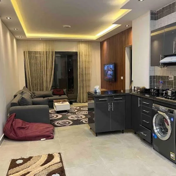 Stylish 2-Bedroom Apartment in Celia Compound, New Administrative Capital，位于Sidi al Takruri的酒店