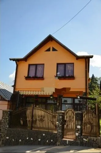 Casa Caldura Rodica，位于布什泰尼的酒店