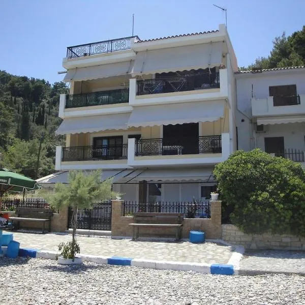 Theros Apartments (θ'έρως)，位于毕达哥利翁的酒店