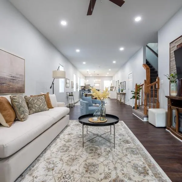 Charming Indianapolis Home~5 Min to Lucas Oil，位于印第安纳波利斯的酒店