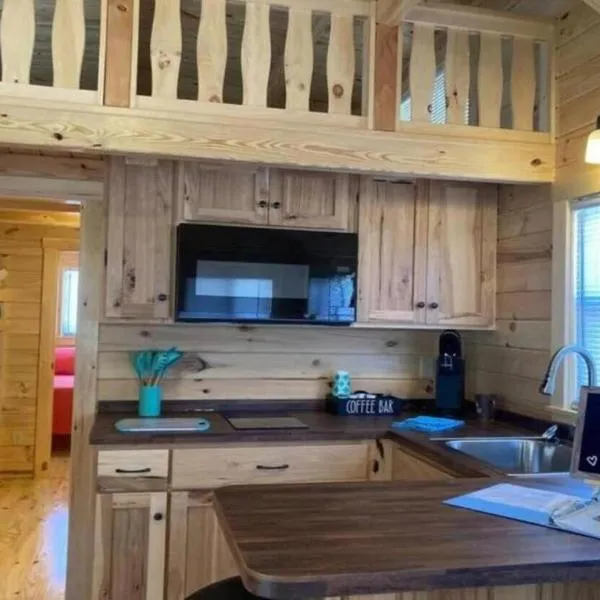 Unique Cabin Near Surf City with Loft and Parking，位于托普赛尔海滩的酒店