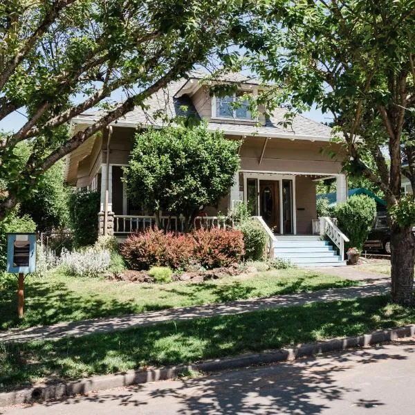 Southeast Portland Comfy & Eclectic Craftsman Home，位于波特兰的酒店