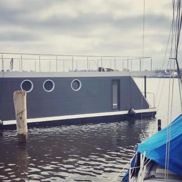 Hausboot Aurora Lübeck mit großem Sonnendeck，位于吕贝克的酒店