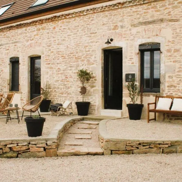 Les Blés Dorés et Les Graines de Lin, 2 gîtes à la Ferme avec moutons et piscine, à côté de Beaune，位于Corgengoux的酒店