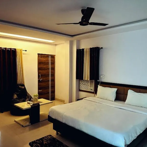 Hotel Pink Paradise，位于戈勒克布尔的酒店