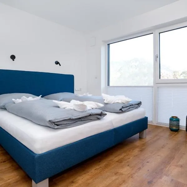 Berg Fux - Fewo mit 2 Schlafzimmern, Bergblick, Balkon, zentral aber ruhig，位于松托芬的酒店