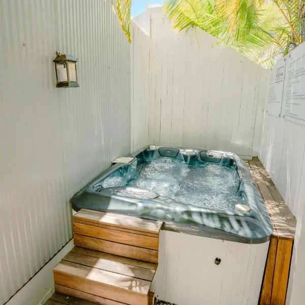 Private Outdoor Spa, Fire Pit, Cinema Room - THE COTTAGE COOLUM BEACH，位于库鲁姆海滩的酒店