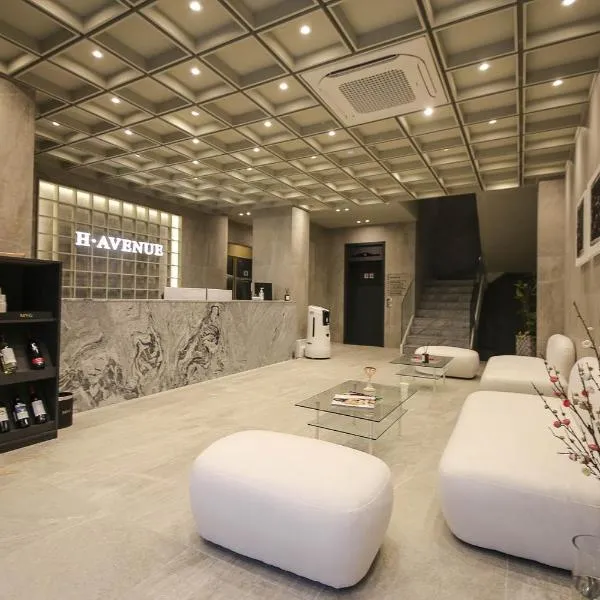 H Avenue Hotel Sangmu Branch，位于光州的酒店