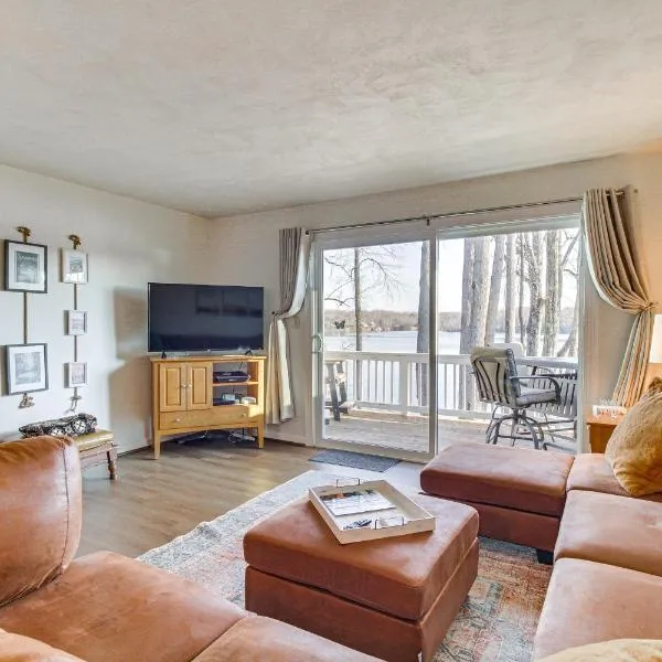 Lakefront Moneta Home with Community Dock!，位于Moneta的酒店