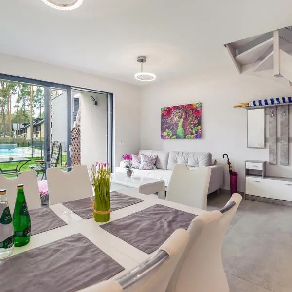 Prestige House Apartament - 2 sypialnie z ogródkiem i basenem，位于波别罗沃的酒店