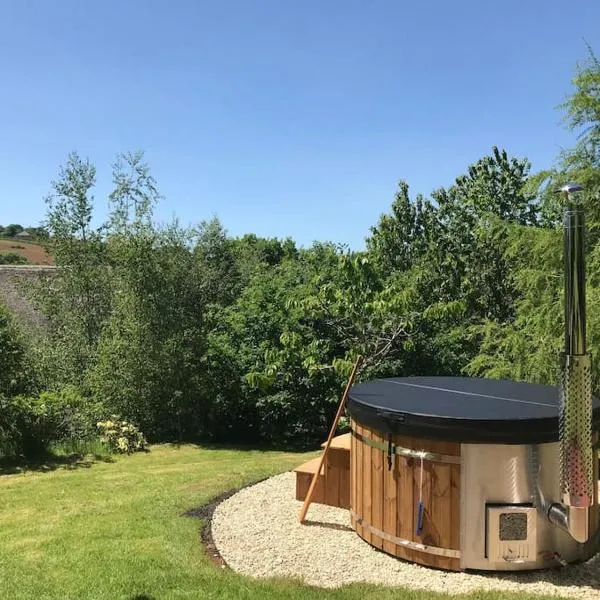 Spacious country retreat in the heart of Devon.，位于克雷迪顿的酒店