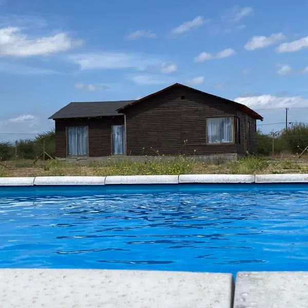 Cabaña con piscina，位于Peralillo的酒店