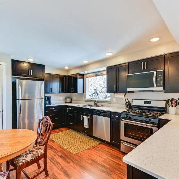 Flagstaff Home with Grill 3 Mi to Historic Downtown，位于弗拉格斯塔夫的酒店