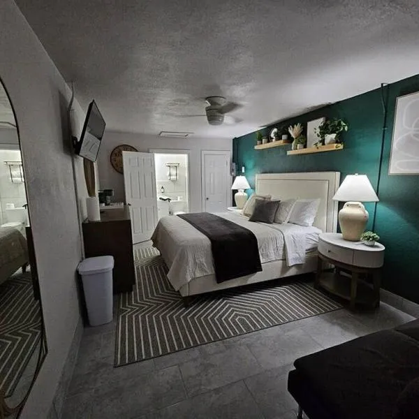 Plush King Bed Xtra Cozy Stay，位于Pahokee的酒店