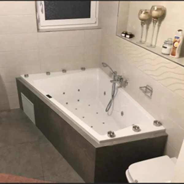 Spa Aphrodite, Wohlfühlen und Wellness mit Privatsphäre, sowie Homeoffice Arbeitsplatz mit schnellem 250 Mbit WLAN，位于Aidlingen的酒店
