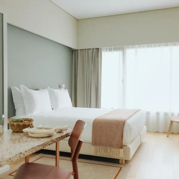 NINE DOTS Azorean Art Boutique Hotel，位于蓬塔德尔加达的酒店