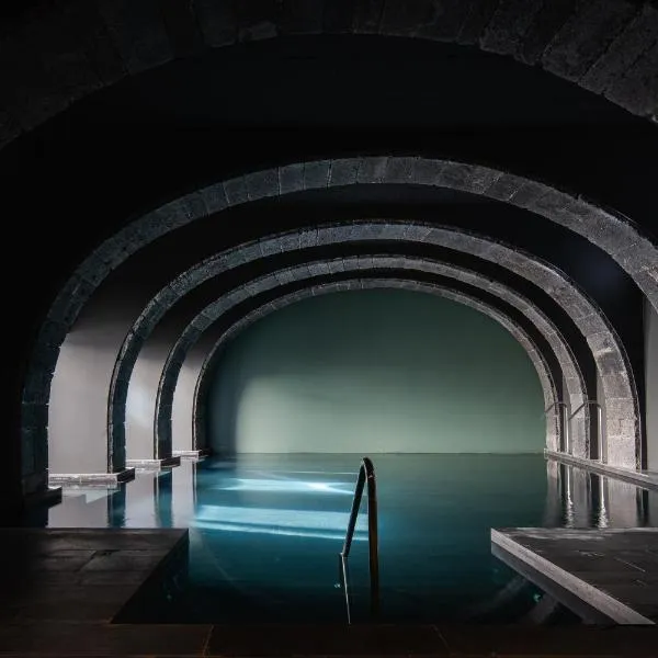 NINE DOTS Azorean Art Boutique Hotel，位于蓬塔德尔加达的酒店