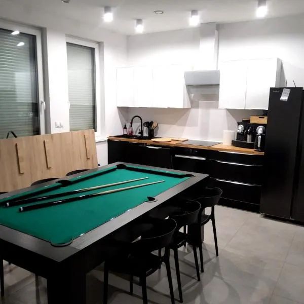 Dom Bilardowy przy trasie A4 Gliwice Żernica 110m2，位于Żernica的酒店