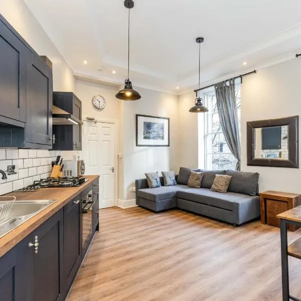 TRADITIONAL 3 BEDROOM QUIET DUPLEX FLAT BY HIGH ST, TRAMS and BUSES - JUST 1-5 MILES TO CENTRE,位于爱丁堡的酒店