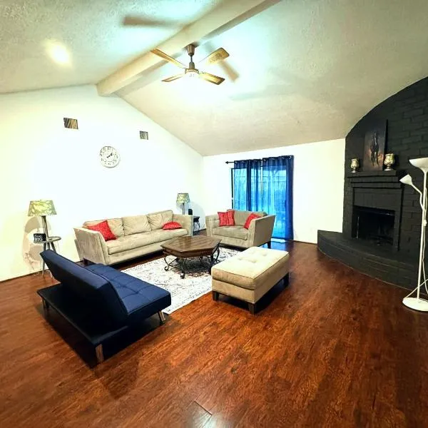 Super Cozy 4 Bedroom - Sleeps 10 Great for families and professionals，位于凯蒂的酒店