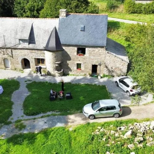 Manoir De Saint Ceran Au Royaume De Louango，位于Saint-Nicolas-du-Pélem的酒店