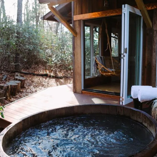 The Forest Bathhouse - Sauna, Soak, & Luxury，位于Fairview的酒店