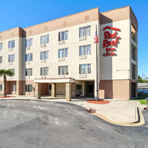 Red Roof Inn & Suites Fayetteville-Fort Bragg，位于Hope Mills的酒店