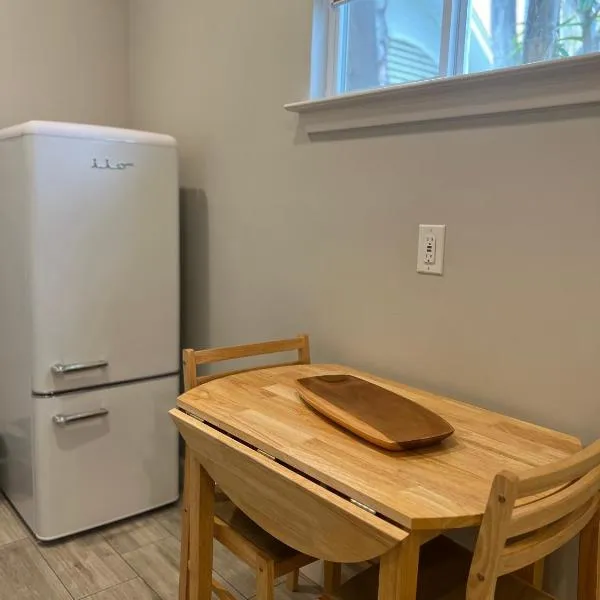 Private modern guesthouse, near La Cantera/Medical Center，位于圣安东尼奥的酒店