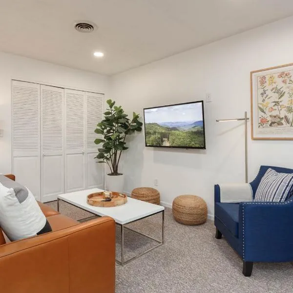 Hendo Hideaway A 2bed/1bath，位于亨德森维尔的酒店