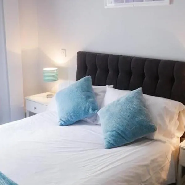 Wood Green Budget Rooms - Next to Mall & Metro Station - 10 Min to City Center，位于埃德蒙顿的酒店