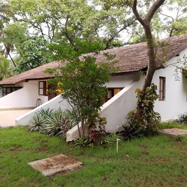 Banyan House - luxurious 4 bedroom villa on one acre, near the beach，位于纳加奥恩的酒店