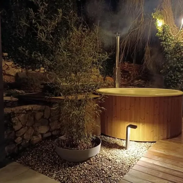 Les Bains de St Clair - Chambre Bain Nordique Spa，位于Saint-Zacharie的酒店