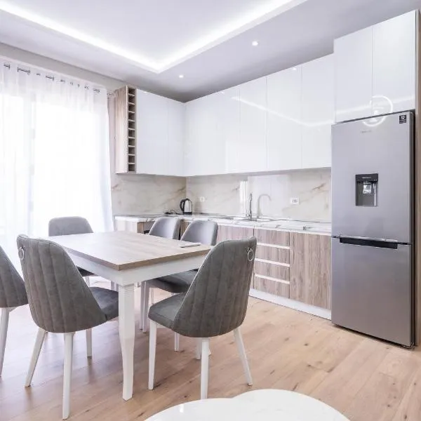 Renovated Condo close to town center and the beach，位于伏罗拉的酒店