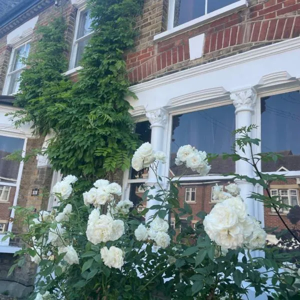 Beautiful Traditional English 4 bedroom home in Greenwich，位于达格纳姆的酒店